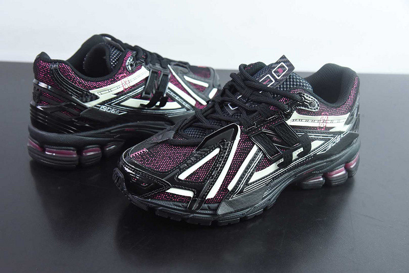 NEW BALANCE SNEAKER