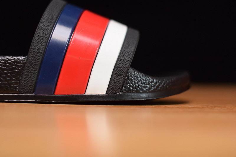 g*u*i sandals