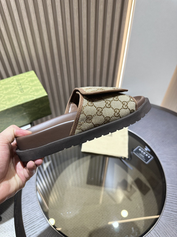 g*u*i sandals