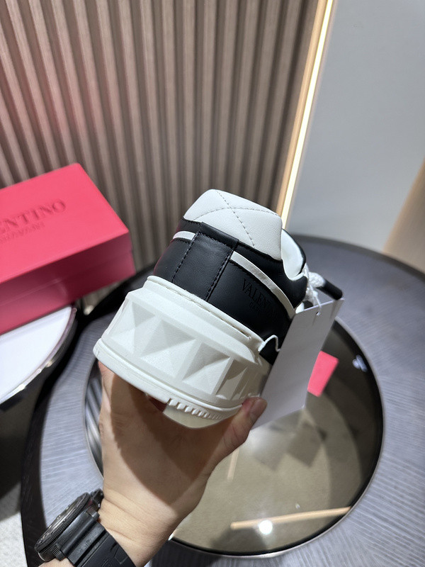 Va1e*ntin0 sneaker