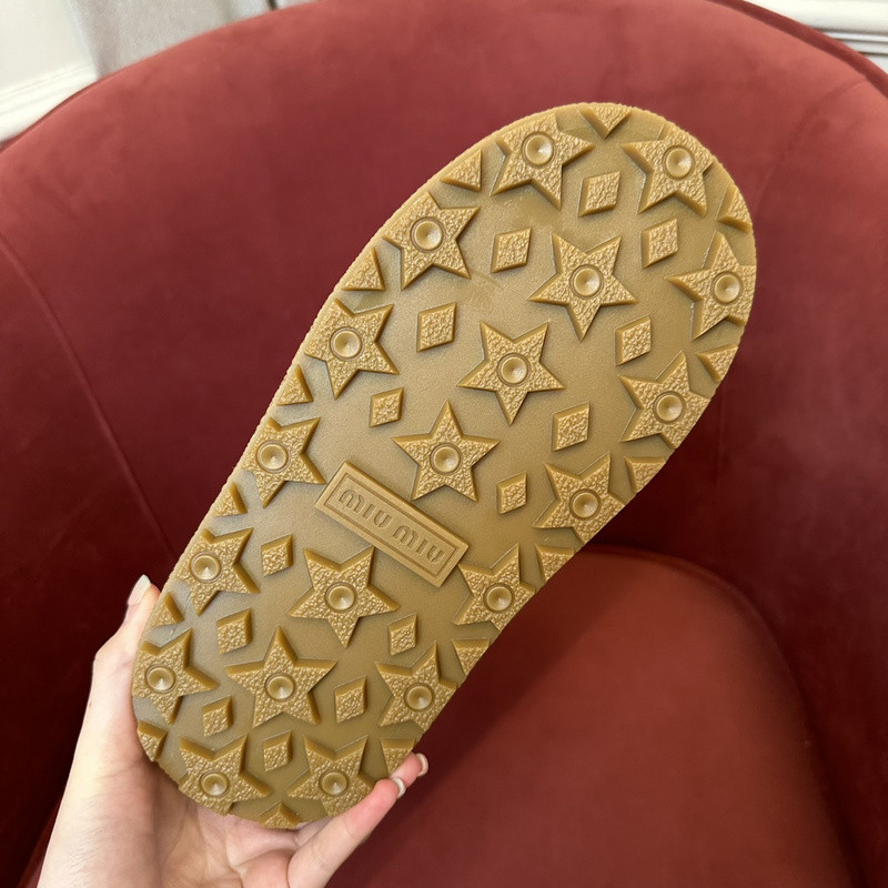 M1um1u sneaker