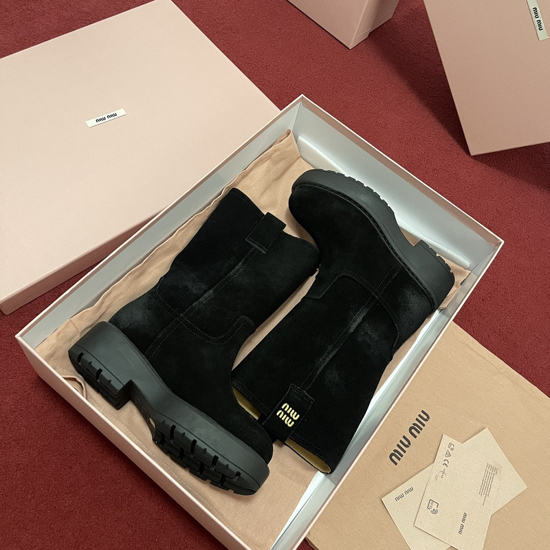 M1um1u sneaker
