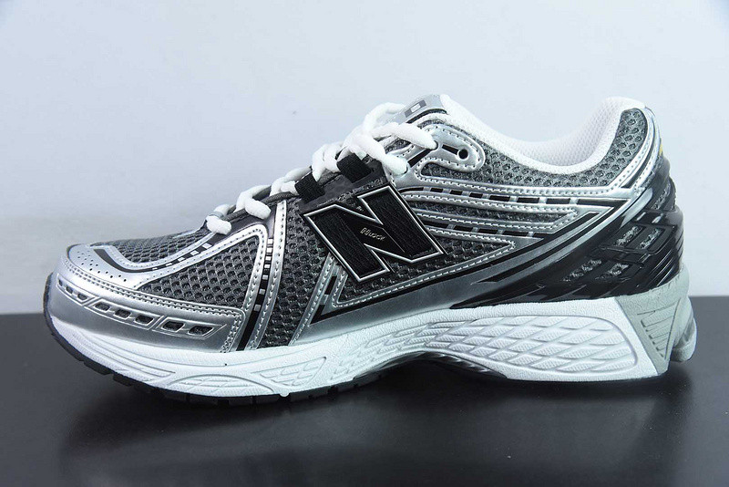 NEW BALANCE SNEAKER