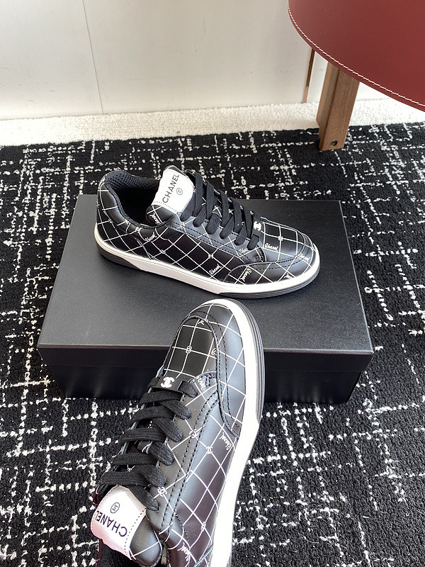 Ch**el sneaker
