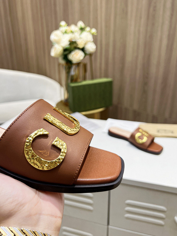 g*u*i sandals