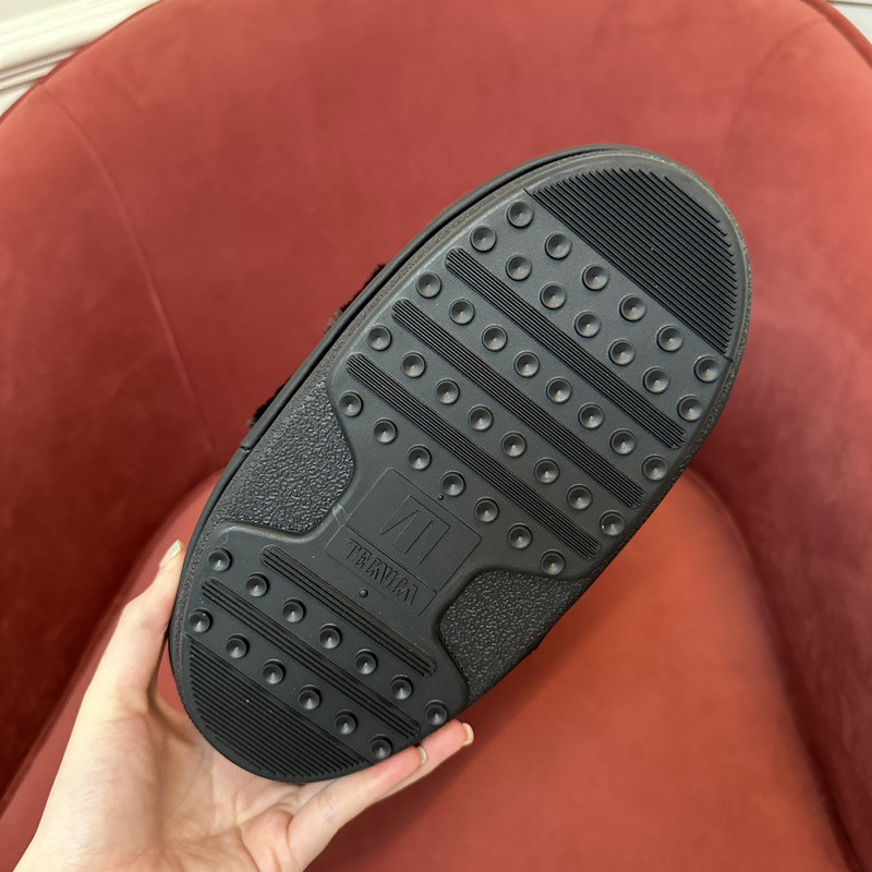 mOON bOOT