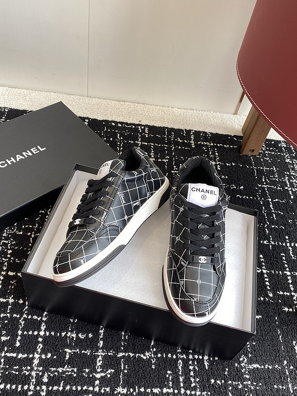 Ch**el sneaker