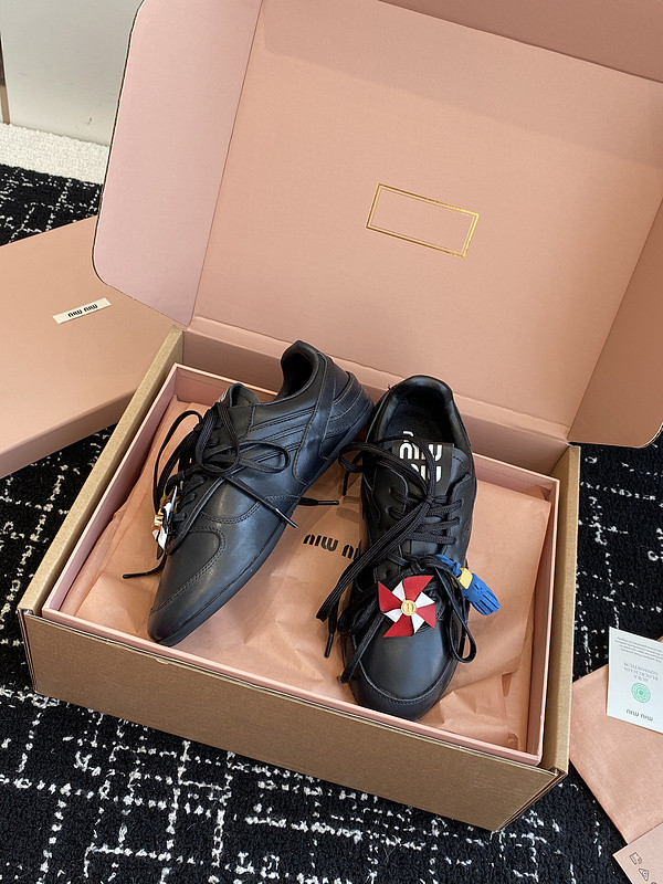 M1um1u sneaker