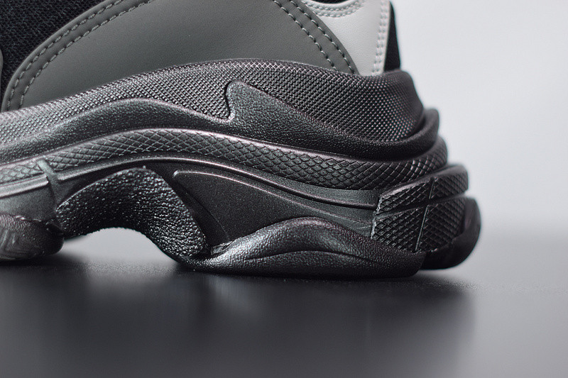 bc triple s trainer 483546 w06f1 0841