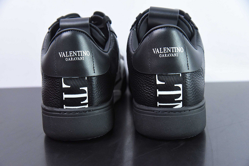 Va1e*ntin0 sneaker