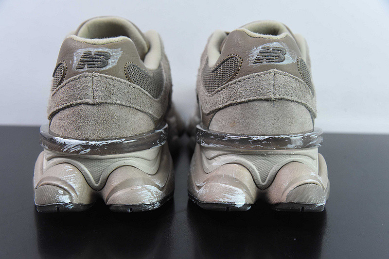 NEW BALANCE SNEAKER