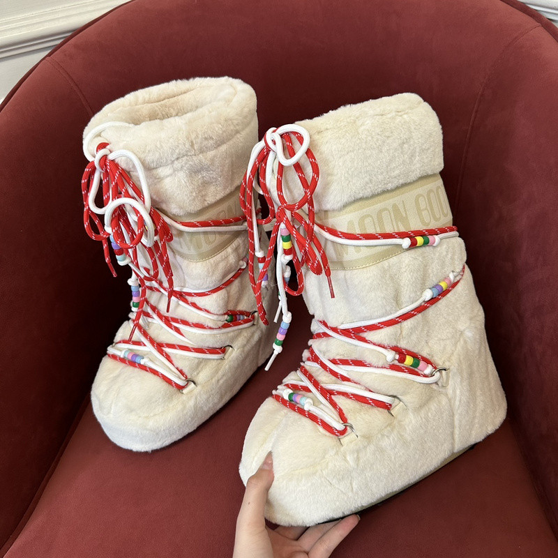 mOON bOOT