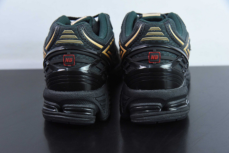 NEW BALANCE SNEAKER
