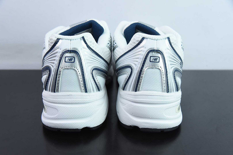 NEW BALANCE SNEAKER