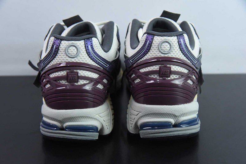 NEW BALANCE SNEAKER