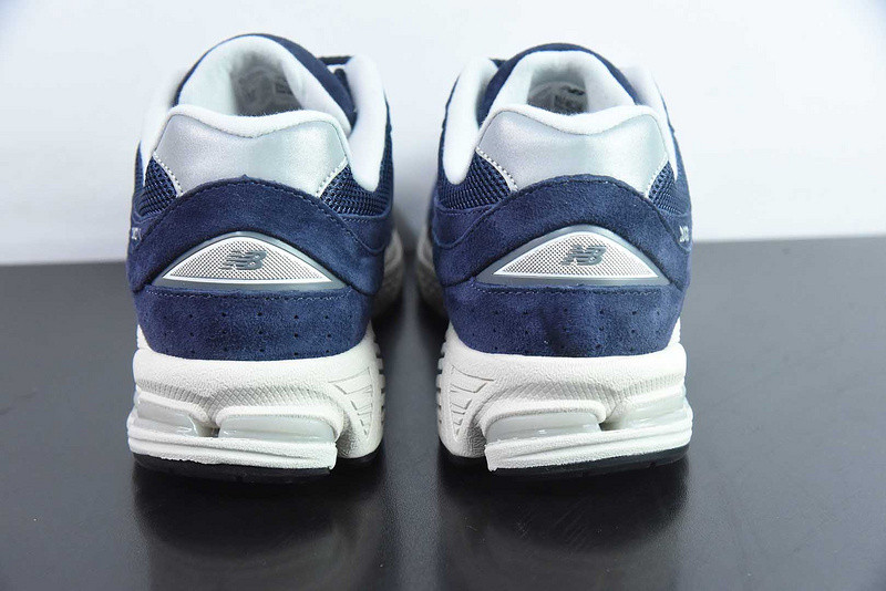 NEW BALANCE SNEAKER