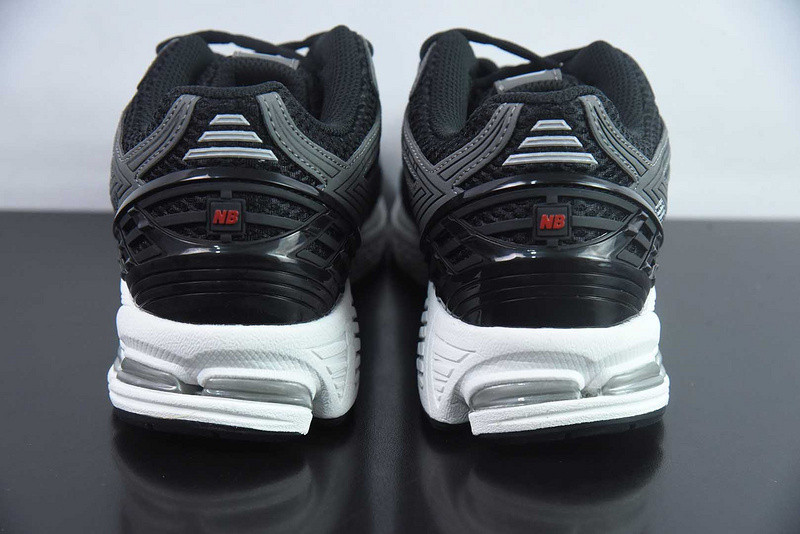NEW BALANCE SNEAKER