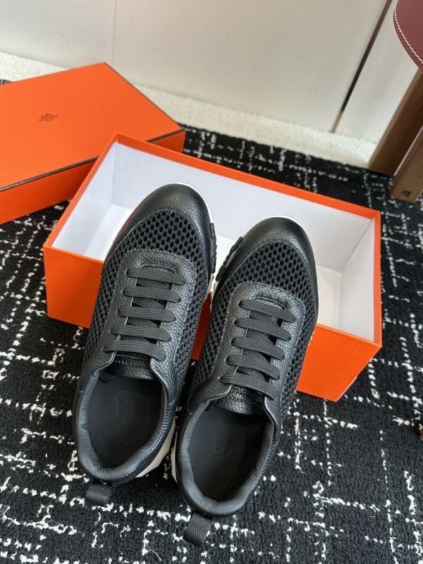 H**me5 sneaker