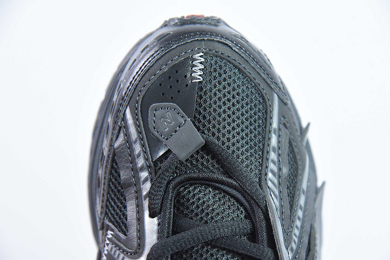 NEW BALANCE SNEAKER