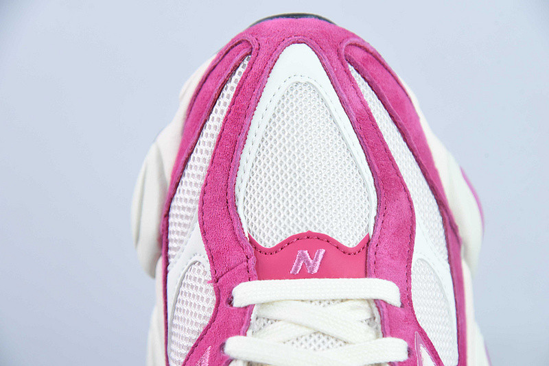NEW BALANCE SNEAKER