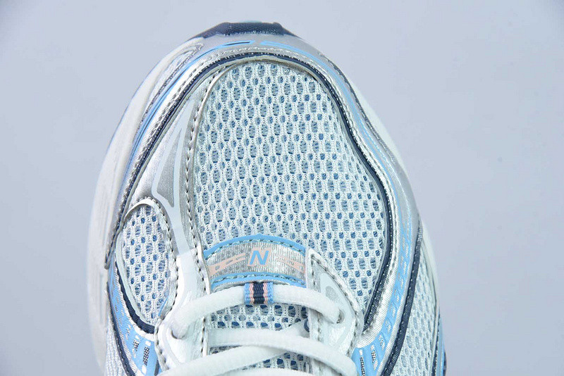 NEW BALANCE SNEAKER