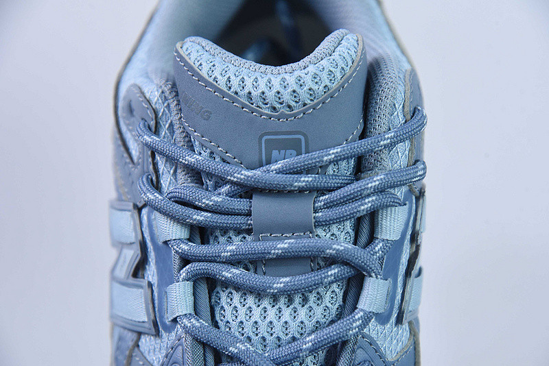 NEW BALANCE SNEAKER