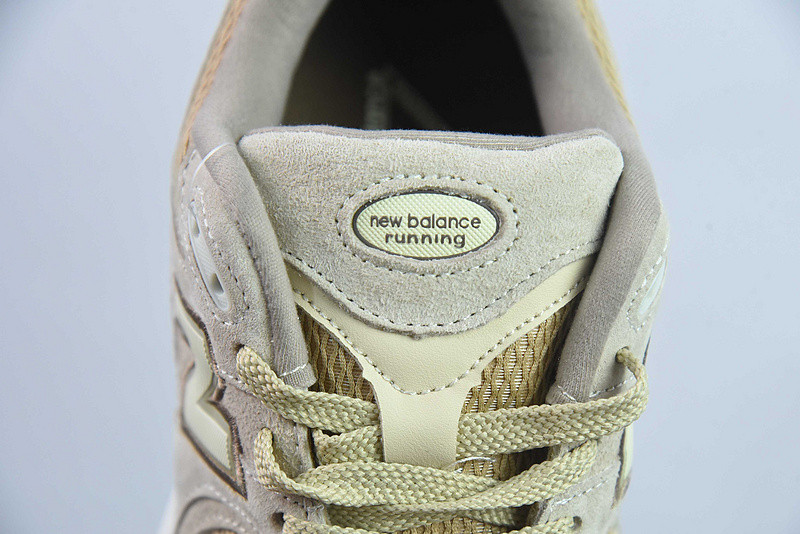 NEW BALANCE SNEAKER