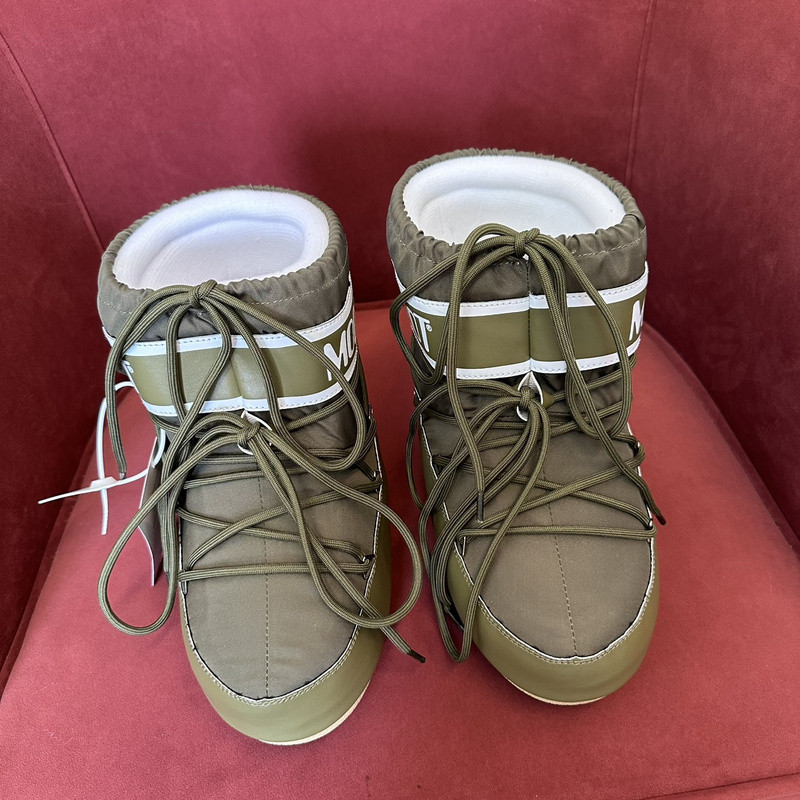 mOON bOOT