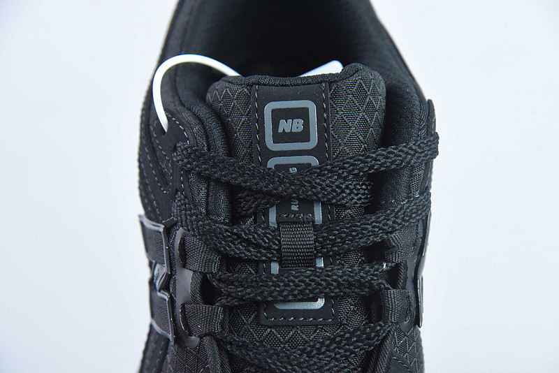 NEW BALANCE SNEAKER