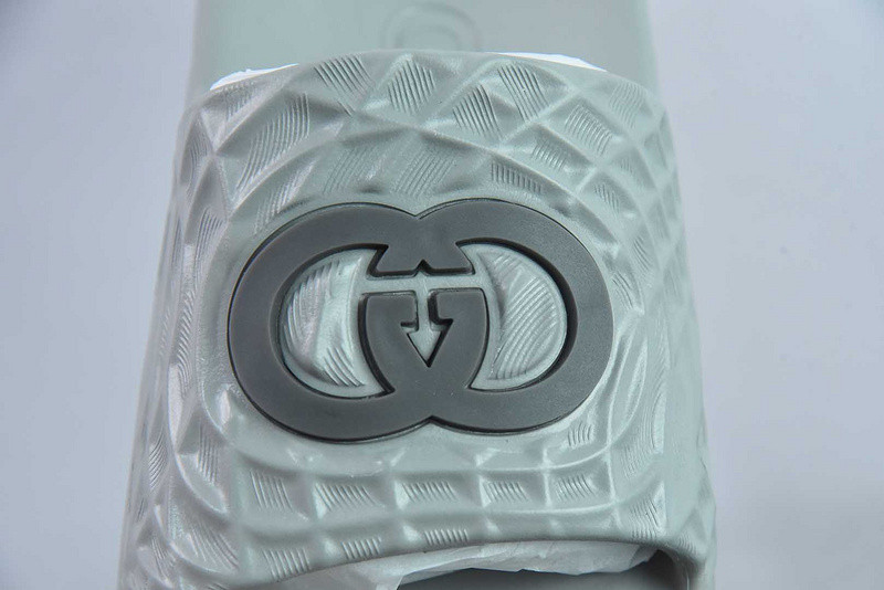G*u*i sandals
