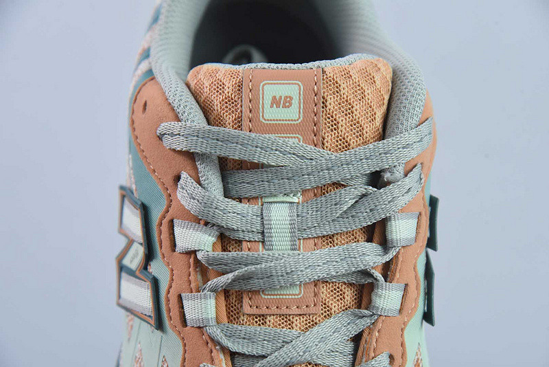 NEW BALANCE SNEAKER