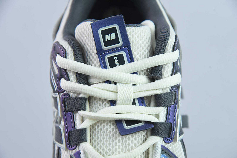 NEW BALANCE SNEAKER