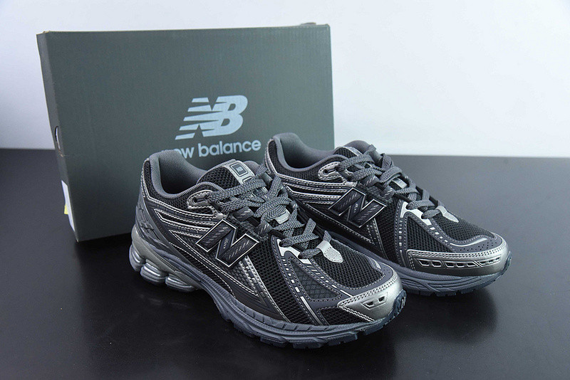 NEW BALANCE SNEAKER