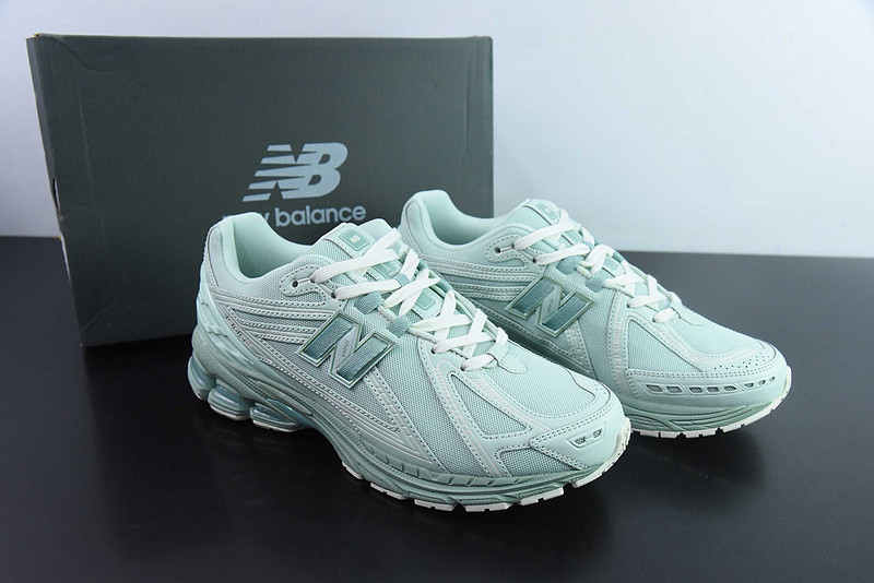 NEW BALANCE SNEAKER