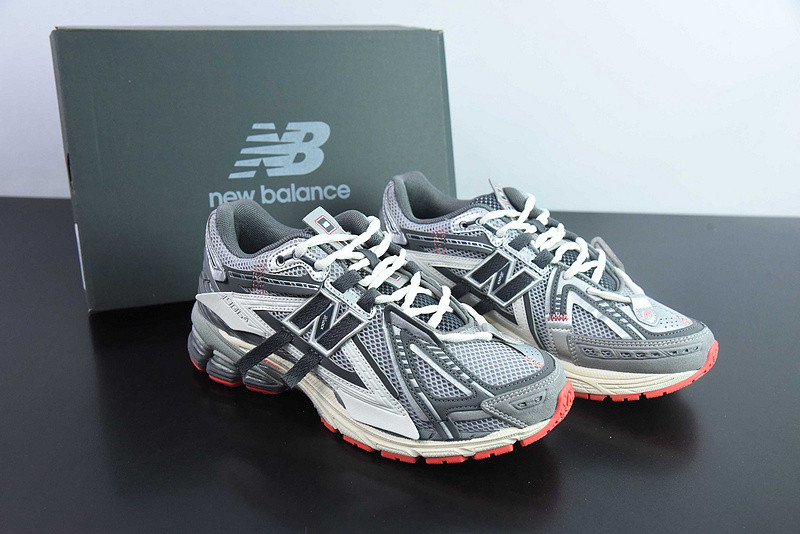 NEW BALANCE SNEAKER