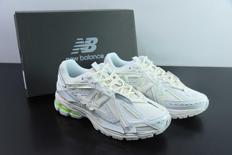 NEW BALANCE SNEAKER