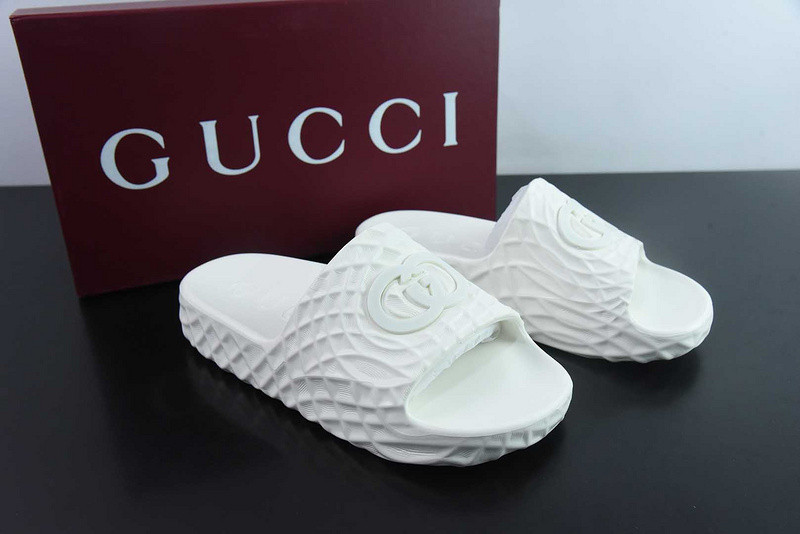 G*u*i sandals