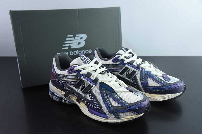 NEW BALANCE SNEAKER