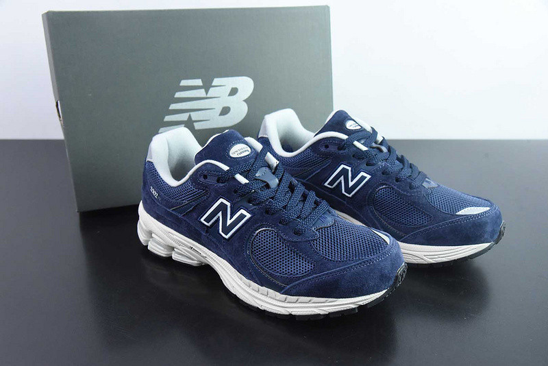 NEW BALANCE SNEAKER