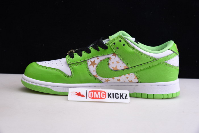 S*p*e x nike sb dunk low white/metallic gold-green dh3228-101