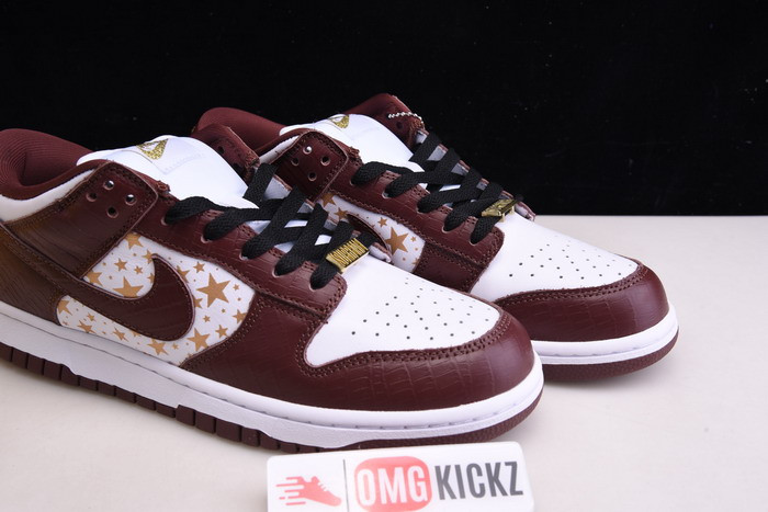 Svp*me x nike sb dunk low white/metallic gold-barkroot brown dh3228-103