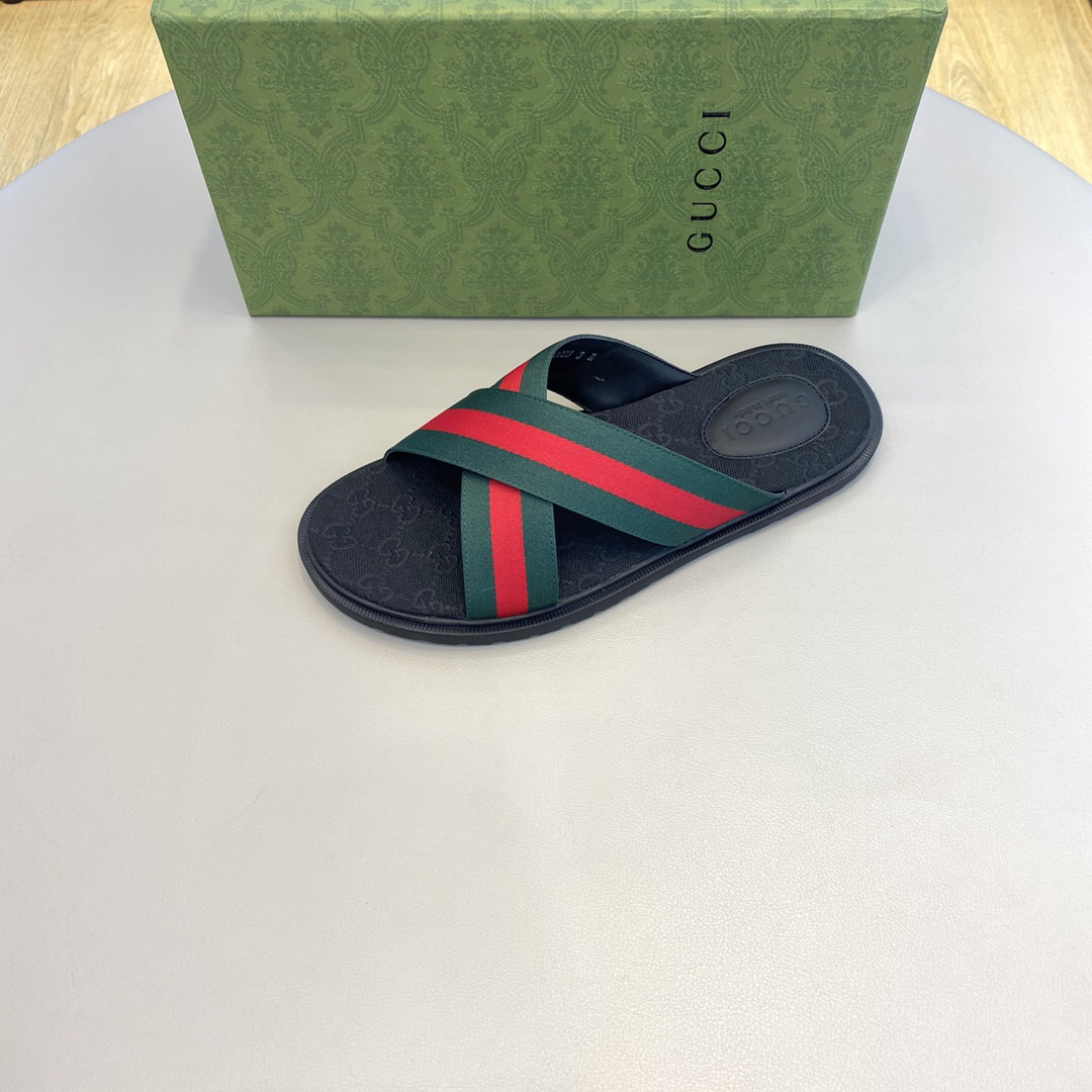 G*u*i sandals
