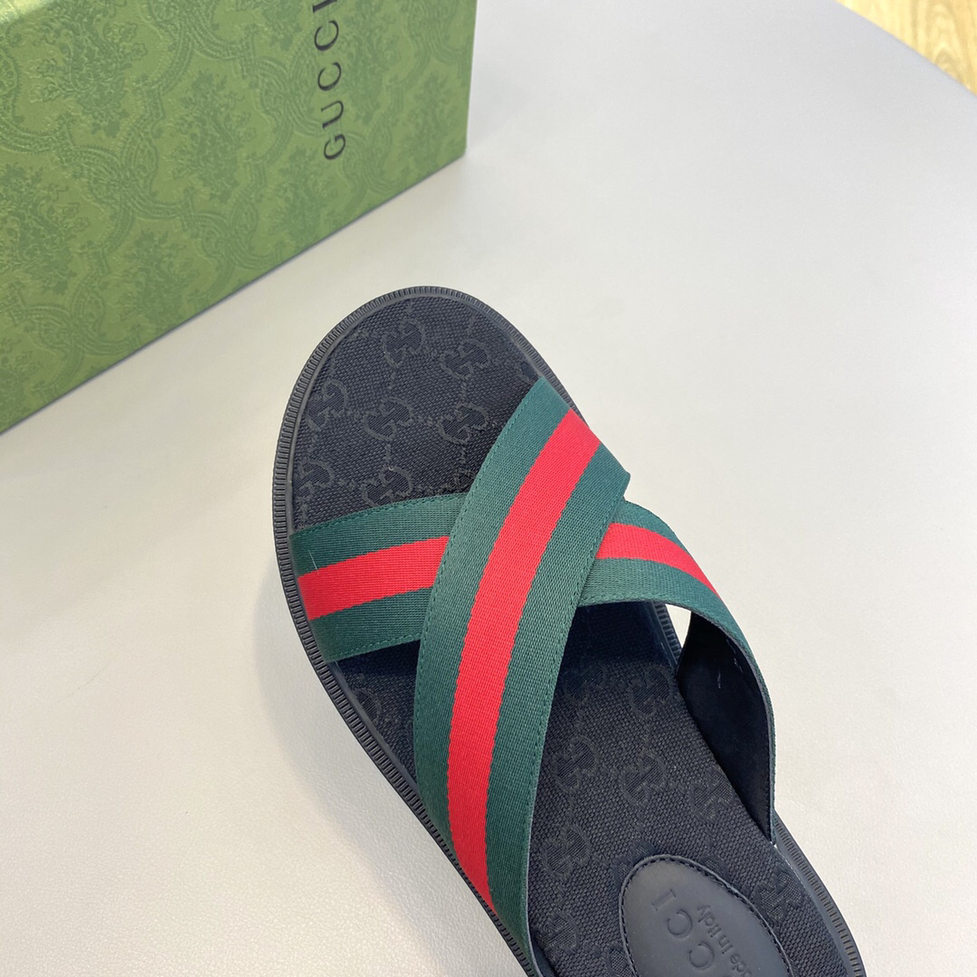 G*u*i sandals