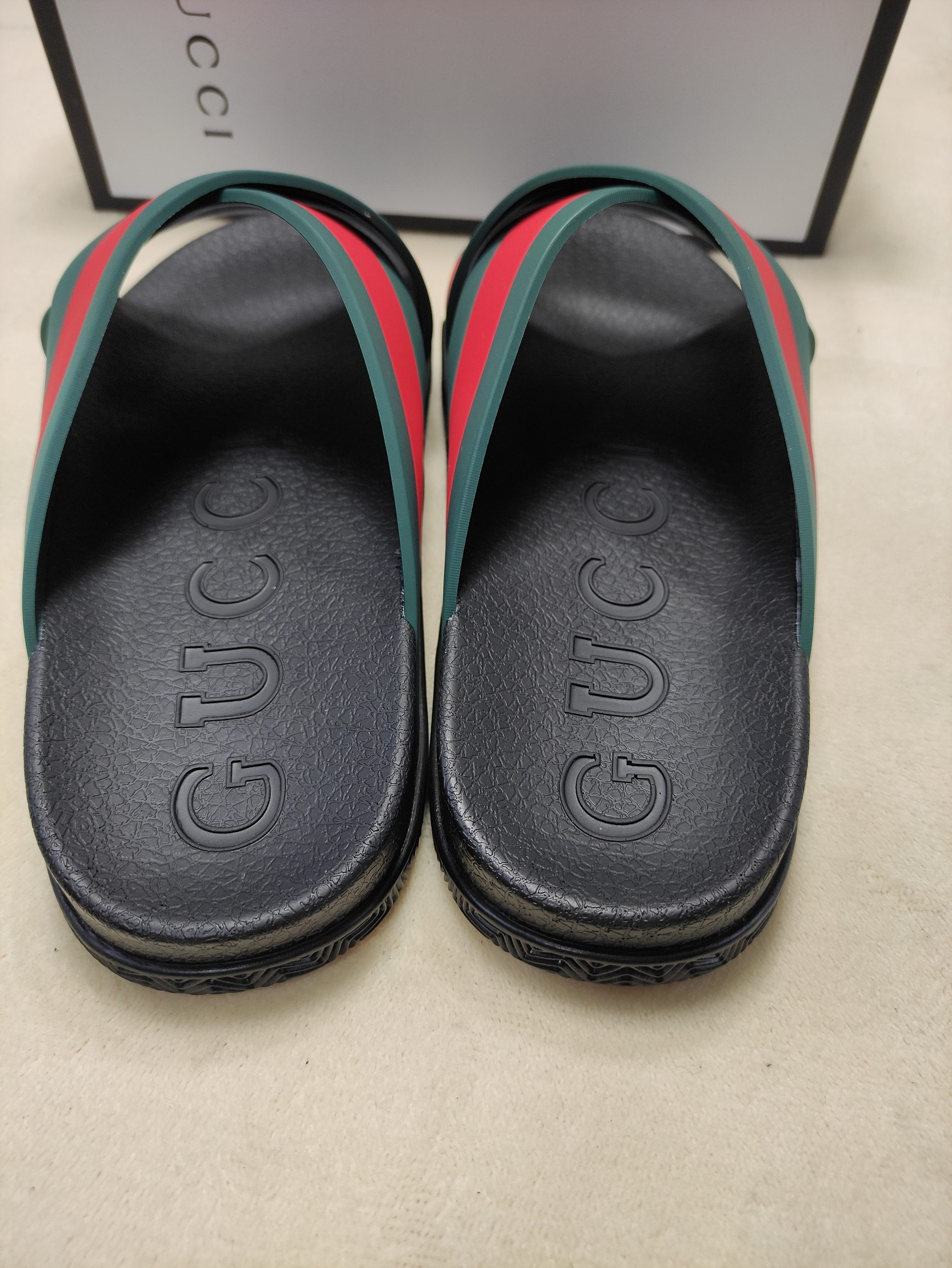 G*u*i sandals