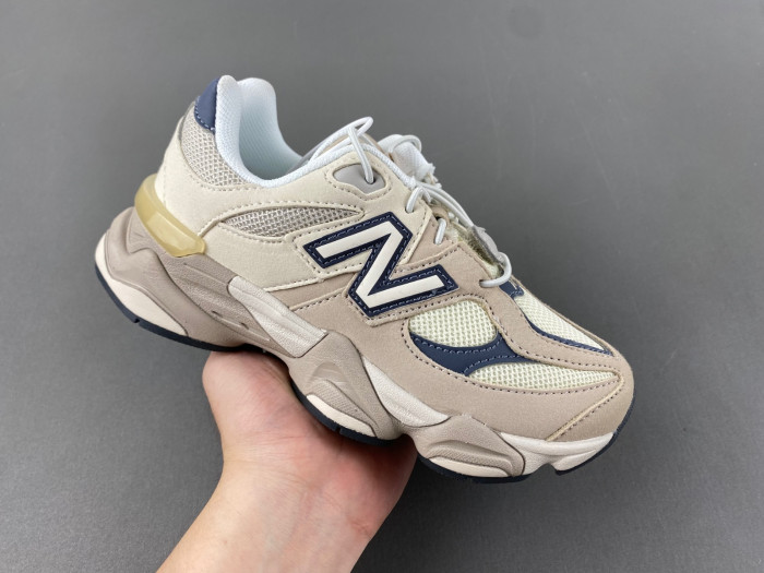 NEW BALANCE SNEAKER