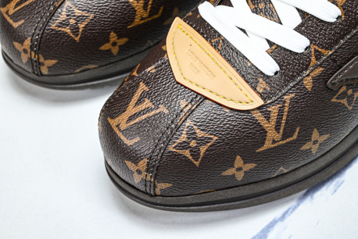 LV TRAINER SNEAKER