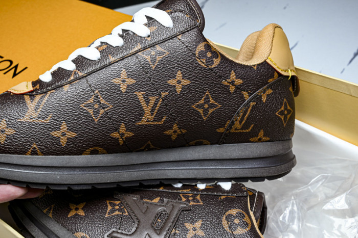LV TRAINER SNEAKER